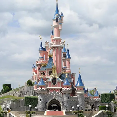 Disney Station, 5 Minutes Disneyland! Chessy  Exterior photo